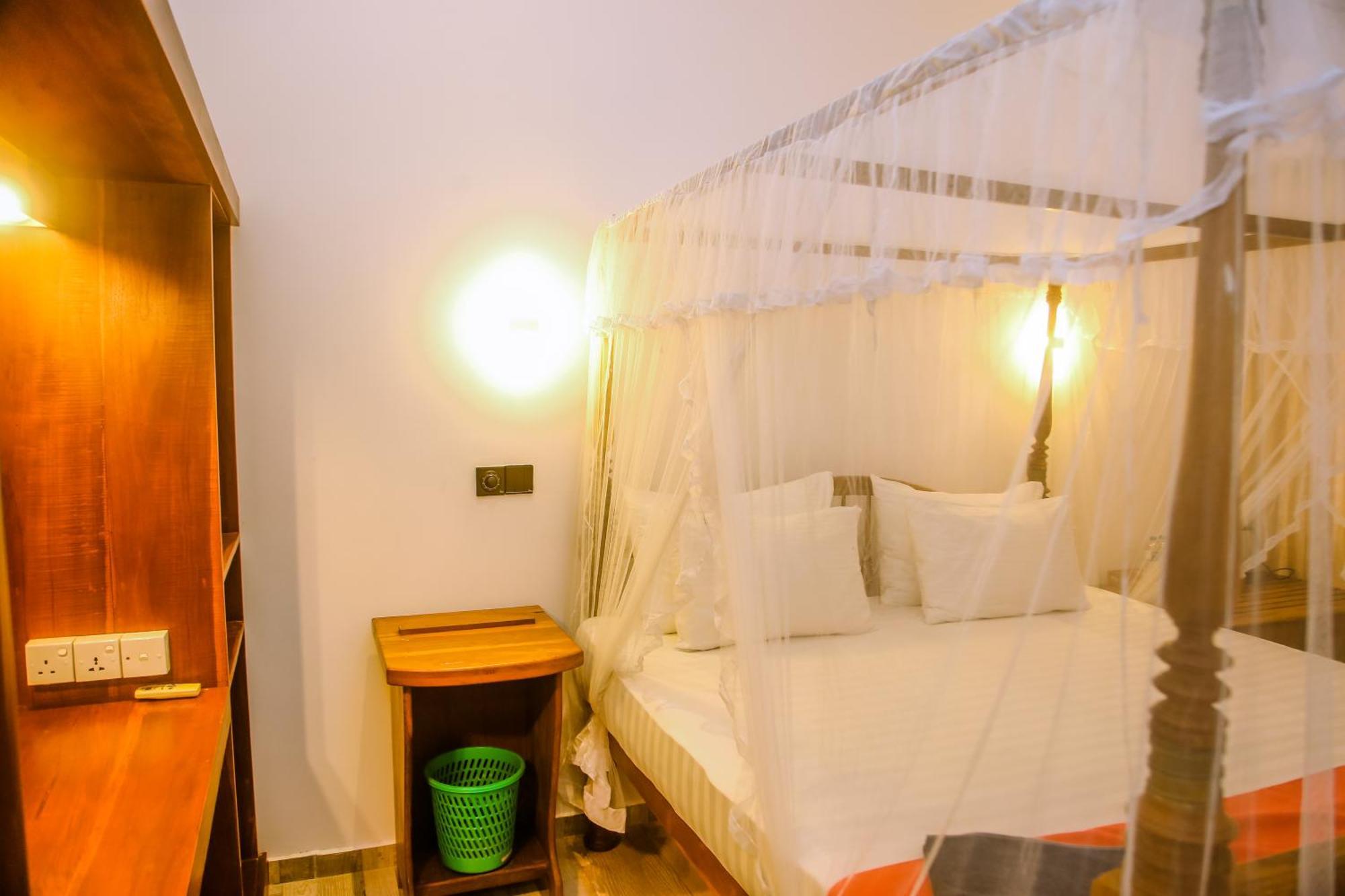 Hotel Surf Sea Breeze Mirissa Exterior foto